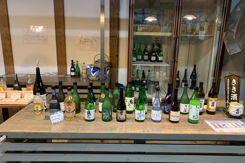 利き酒コーナー！　お姉さんがお酒の特徴を説明しながら利き酒を勧めてくれる