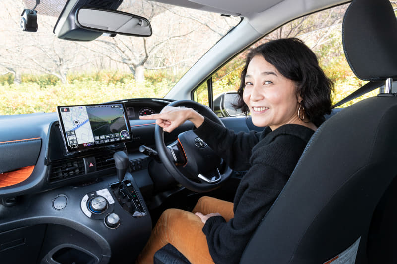 家電 Watch編集長の岩崎氏が、「ストラーダ F1Xプレミアム10」の安全・安心サポート機能を体験