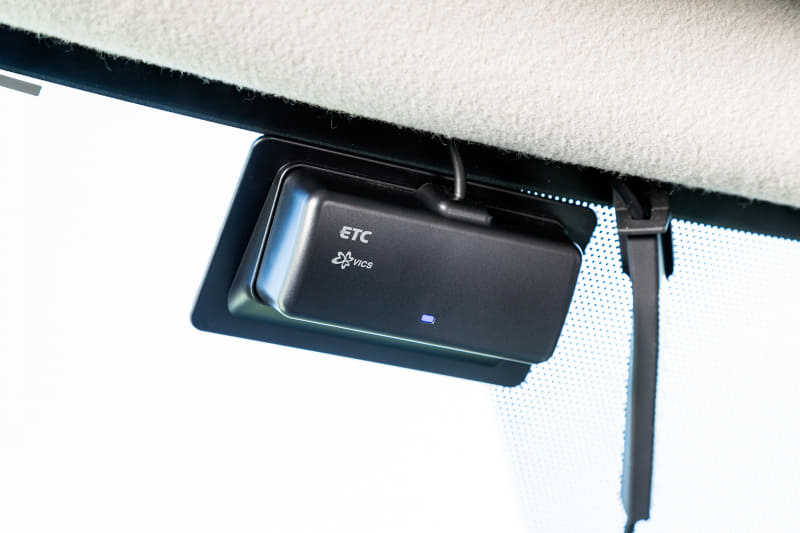 一般道路上にある高度化光ビーコンを受信可能な「ETC 2.0車載器」（CY-ET2500VD）のアンテナ