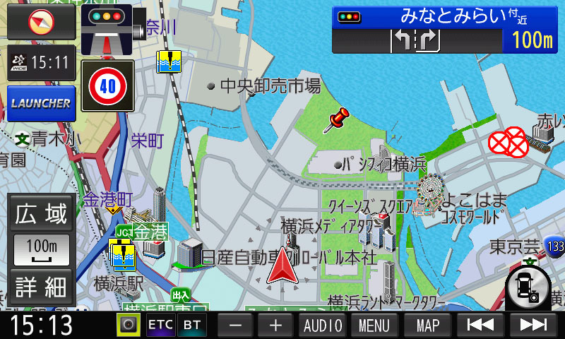 前方の信号が赤になることを示している。アクセルを離して減速し始めるのが良さそう