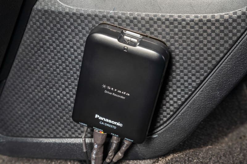 SDカードを挿入しておくドライブレコーダー本体