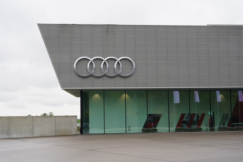 巨大なアウディのコーポレートマークが印象的なAudi Driving Experienceの施設