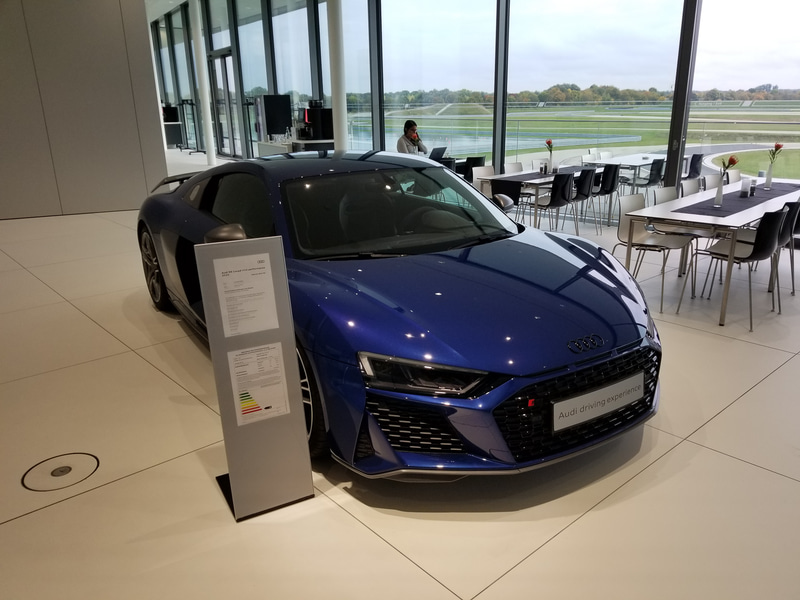 Audi Driving Experienceの施設1階はショールームになっている