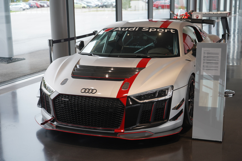 Audi Driving Experienceの施設1階はショールームになっている