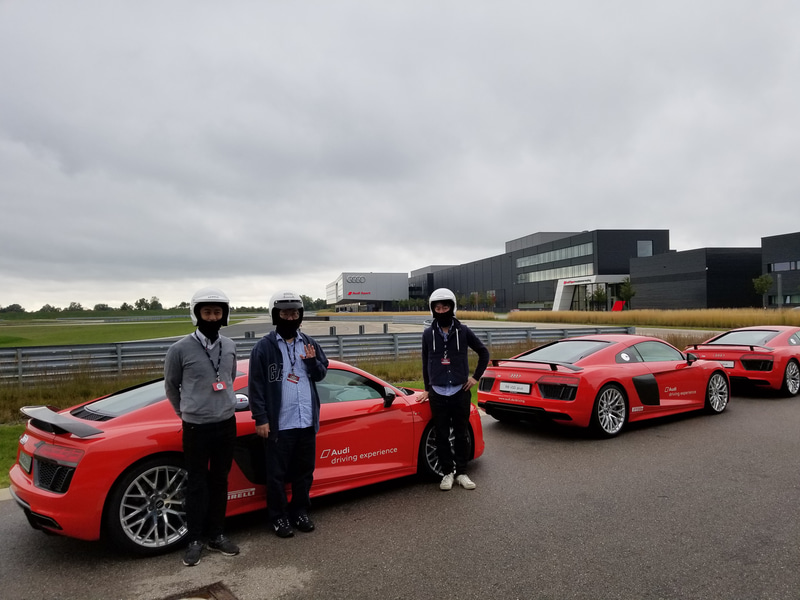 バラクラバとヘルメットを装着してR8に乗り込む