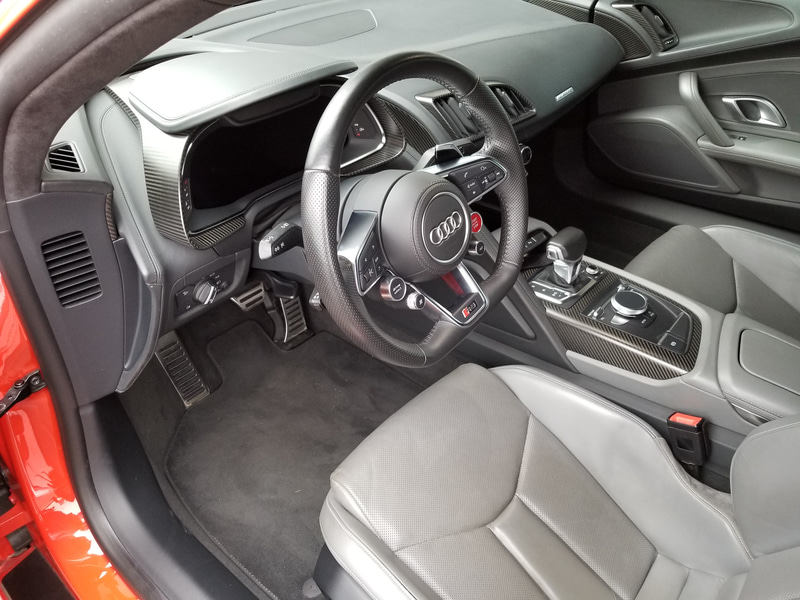 アウディ R8 クーペのインテリア。ここはドイツなのでステアリング位置は左だ