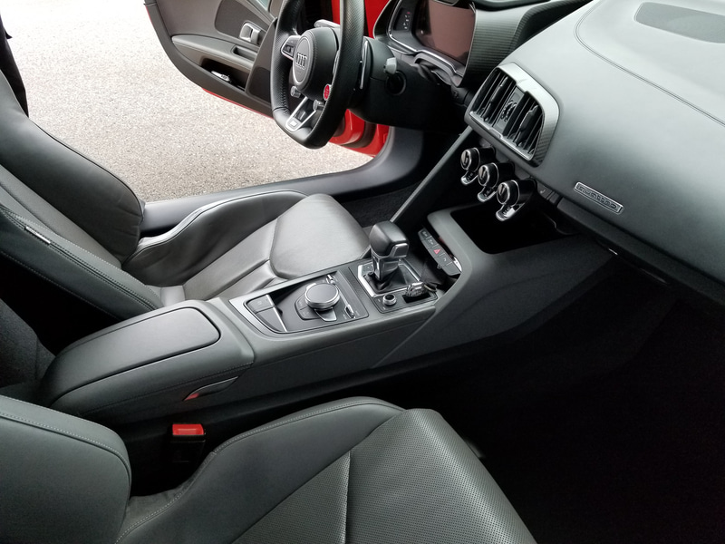 アウディ R8 クーペのインテリア。ここはドイツなのでステアリング位置は左だ