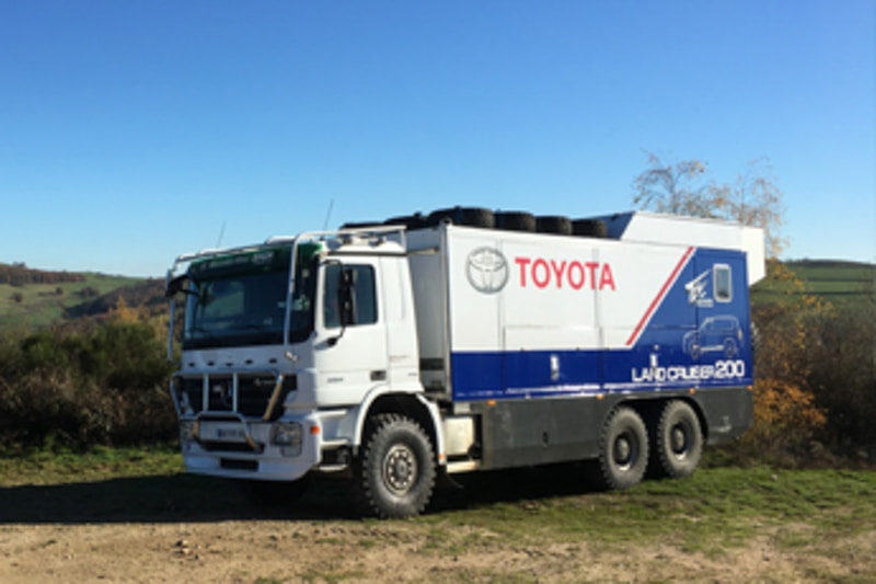 競技に出場する2台のラリーマシンに必要なスペアパーツを搭載するアシスタントカミオン（トラック）。荷台では確実なパーツの在庫管理を行ないつつ、十分な積載量を確保するため、効率的にパーツが積み込めるようレイアウトされている。荷台ルーフ上には約70本にもおよぶスペアタイヤを搭載している