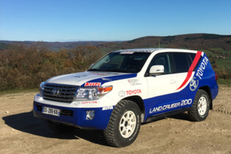 ラリーに帯同するメカニックやチームスタッフの移動に使用するアシスタントカー（ランドクルーザー200）。競技中にコース内でラリーマシンが大きなダメージを負った場合は、救援を目的にコース内に立ち入ることもある