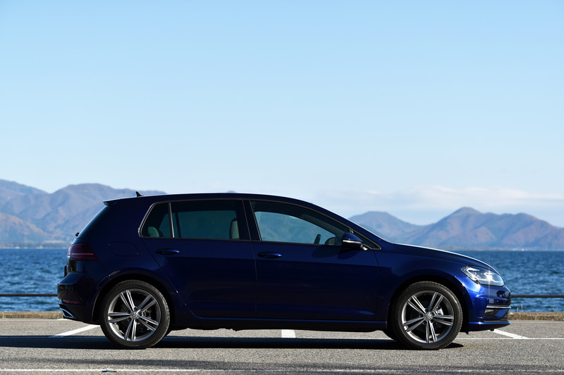 ボディサイズは4265×1800×1480mm（全長×全幅×全高）、ホイールベースは2635mm。5ダブルスポークの17インチアルミホイールと225/45R17タイヤの組み合わせ