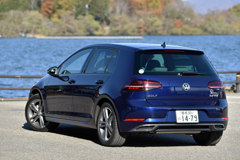 ボディサイズは4265×1800×1480mm（全長×全幅×全高）、ホイールベースは2635mm。5ダブルスポークの17インチアルミホイールと225/45R17タイヤの組み合わせ