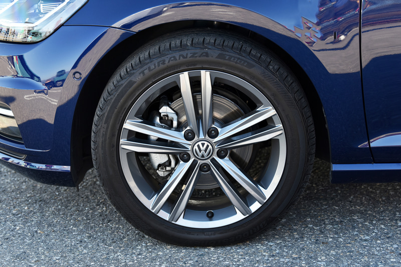 ボディサイズは4265×1800×1480mm（全長×全幅×全高）、ホイールベースは2635mm。5ダブルスポークの17インチアルミホイールと225/45R17タイヤの組み合わせ