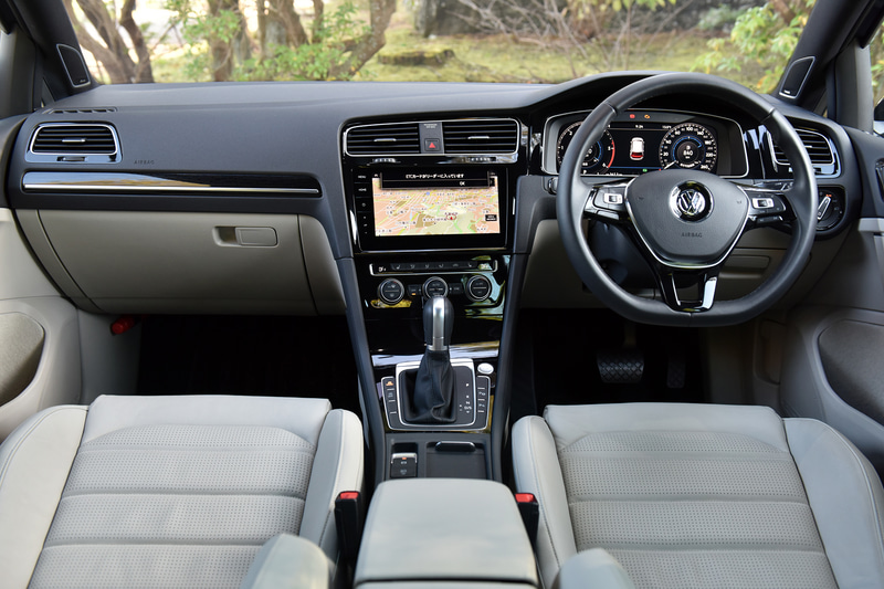 ゴルフ TDI Highline Meisterのインテリア。デジタルメータークラスター“Active Info Display”、純正ナビゲーションシステム“Discover Pro”、レザーシフトノブなどを標準装備。