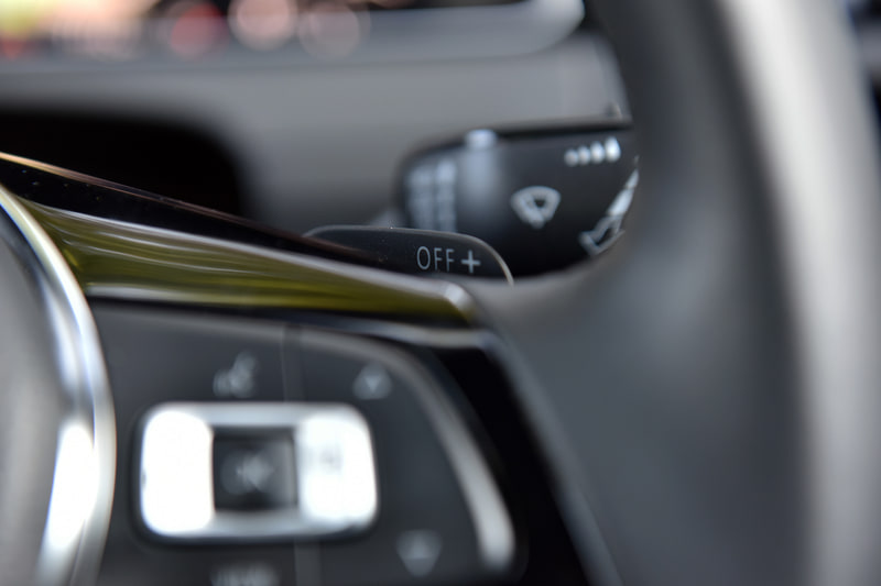 ステアリングはオーディオの操作のほか、アダプティブクルーズコントロール“ACC”（全車速追従機能付）などの設定が行なえるレザーマルチファンクションステアリングホイール。パドルシフトも装着する