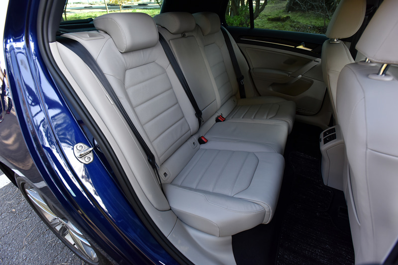 前席シートはレザー表皮のスポーツシート。適度な硬さで姿勢をきちんとキープしてくれるので、ドライバーも助手席の同乗者も長距離ドライブの疲れを感じにくい