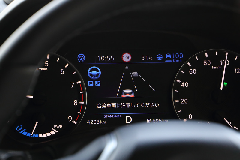 メーターのカラーについて、プロパイロット1.0の状態では緑色、プロパイロット2.0の状態では青色となる