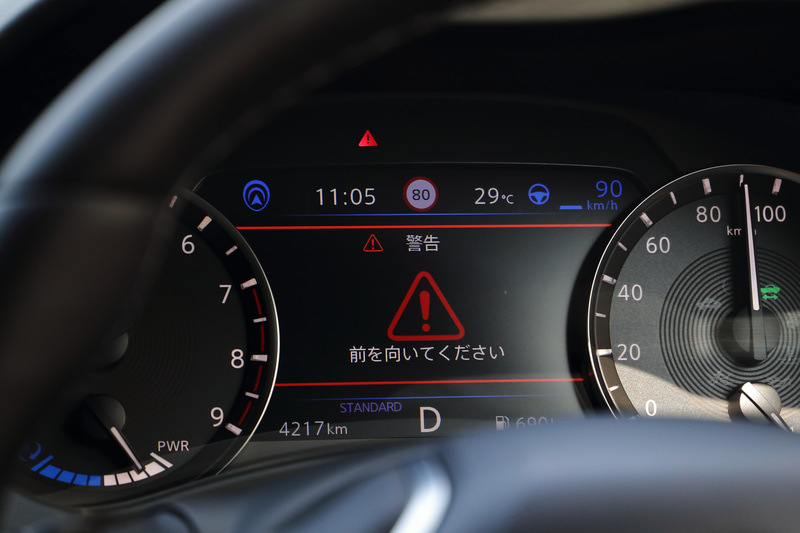 運転中によそ見が続くとメーターやヘッドアップディスプレイで警告が行なわれる