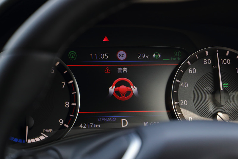 運転中によそ見が続くとメーターやヘッドアップディスプレイで警告が行なわれる