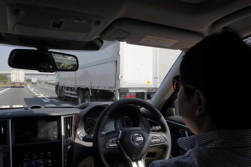 運転中は可能な限り危険を遠ざける運転操作がドライバーに求められる