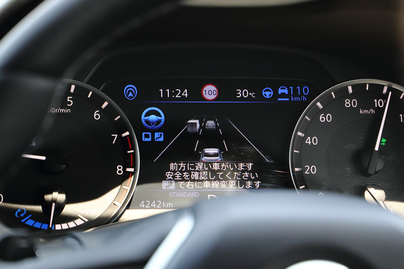 追い越し可能な状況で自車設定速度よりも遅い車両がいると、システムがドライバーに車線変更の提案を行なう