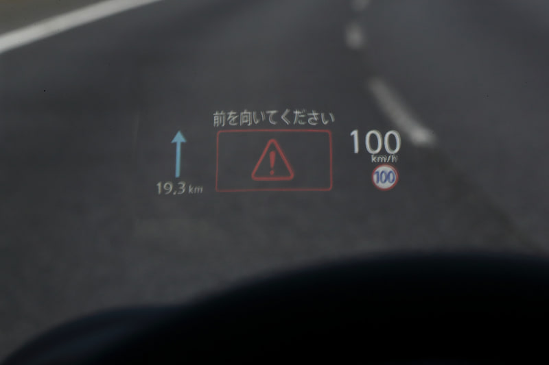 運転中によそ見が続くとメーターやヘッドアップディスプレイで警告が行なわれる