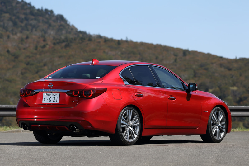 2019年9月に大幅改良が行なわれた日産自動車「スカイライン」。このうち、ハイブリッドモデルには先進運転支援技術「プロパイロット 2.0」を採用しており、「HDマップ」「360度センシング」「インテリジェントインターフェース」の3つの新技術などで高速道路における同一車線内でのハンズオフ機能を実現。試乗車は2WD（FR）の「GT Type SP」（616万円）で、ボディサイズは4810×1820×1440mm、ホイールベースは2850mm