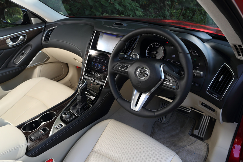 明るく開放感のあるベージュ内装