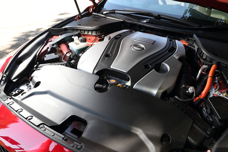 ハイブリッドモデルはV型6気筒DOHC 3.5リッター「VQ35HR」型エンジンを搭載し、最高出力は225kW（306PS）/6800rpm、最大トルクは350Nm（35.7kgfm）/5000rpmを発生。これに最高出力50kW（68PS）、最大トルク290Nm（29.6kgfm）の「HM34」型モーターを組み合わせる。足下は19インチホイールにダンロップ「SP SPORT MAXX 050 DSST CTT」（245/40RF19）の組み合わせ