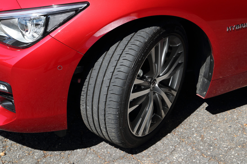 ハイブリッドモデルはV型6気筒DOHC 3.5リッター「VQ35HR」型エンジンを搭載し、最高出力は225kW（306PS）/6800rpm、最大トルクは350Nm（35.7kgfm）/5000rpmを発生。これに最高出力50kW（68PS）、最大トルク290Nm（29.6kgfm）の「HM34」型モーターを組み合わせる。足下は19インチホイールにダンロップ「SP SPORT MAXX 050 DSST CTT」（245/40RF19）の組み合わせ