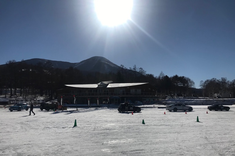 2019年の女神湖はカチカチに凍って分厚い氷が張った