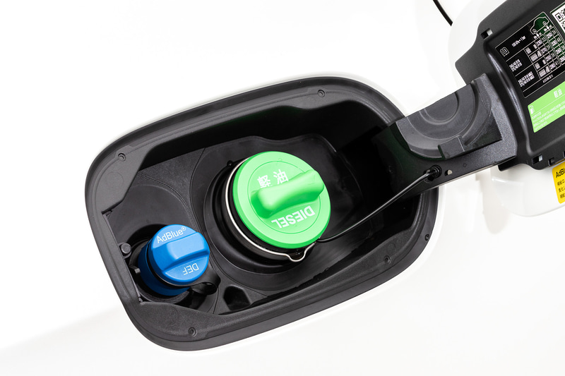 右リアフェンダーのフューエルリッド。尿素水溶液「AdBlue（アドブルー）」の補給もここから行なう