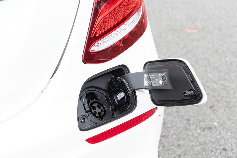 リアバンパー右側に設けられた充電口