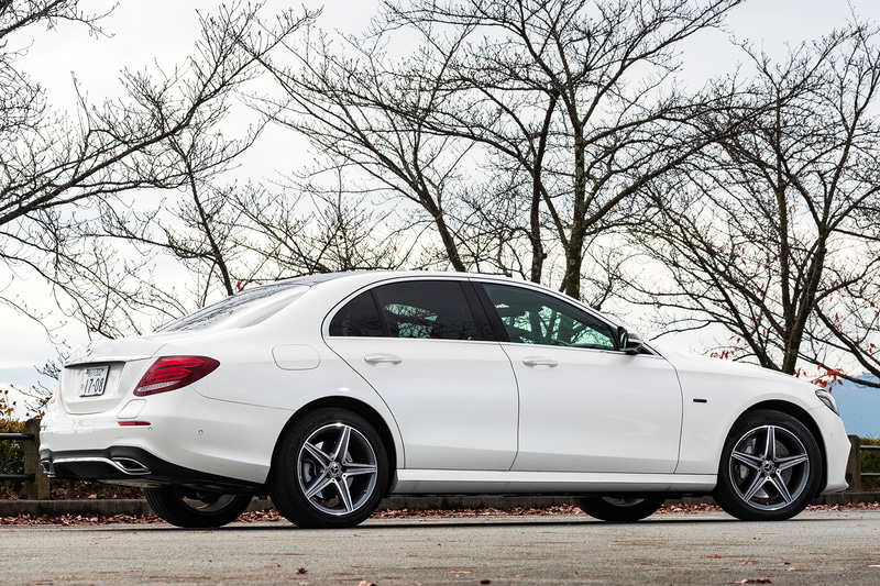 クリーンディーゼルとプラグインハイブリッドを組み合わせた日本初の乗用車としてデビューしたE 350 de アバンギャルド スポーツ（875万円）。ボディサイズは4923×1852×1475mm（全長×全幅×全高）、ホイールベースは2939mm