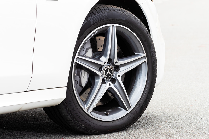 足下は18インチアルミホイールにピレリ「CINTURATO P7」（245/45R18）の組み合わせ