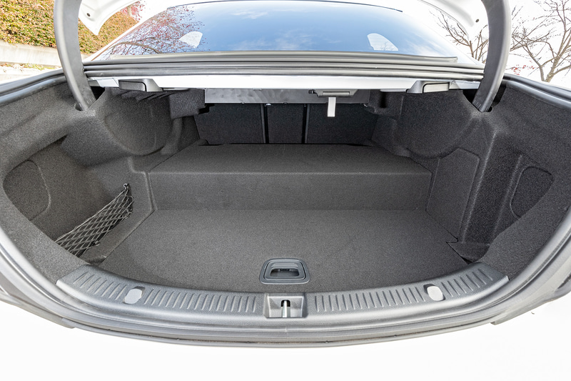 E 350 deのトランクルーム。奥側に張り出しがあるため、他のEクラスを比べると積載性が落ちる