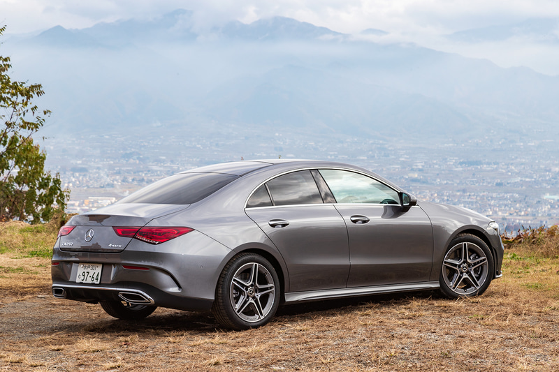 フルモデルチェンジした「CLA」「CLA シューティングブレーク」は2019年8月に受注を開始。CLAは6年ぶりのフルモデルチェンジとなり、シンプルな造形でありながら流麗なエクステリアデザインと、高い質感を感じさせるインテリアデザインを採用。試乗した「CLAクーペ 250 4MATIC」（534万円）のボディサイズは4690×1830×1430mm（全長×全幅×全高）、ホイールベースは2730mm。Cd値は0.23（欧州仕様参考値）を達成している