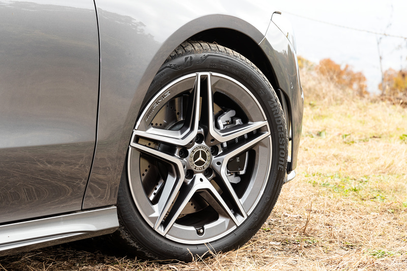 フルモデルチェンジした「CLA」「CLA シューティングブレーク」は2019年8月に受注を開始。CLAは6年ぶりのフルモデルチェンジとなり、シンプルな造形でありながら流麗なエクステリアデザインと、高い質感を感じさせるインテリアデザインを採用。試乗した「CLAクーペ 250 4MATIC」（534万円）のボディサイズは4690×1830×1430mm（全長×全幅×全高）、ホイールベースは2730mm。Cd値は0.23（欧州仕様参考値）を達成している