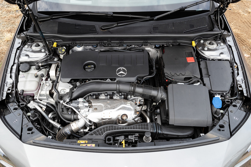 CLAクーペ 250 4MATICが搭載する直列4気筒DOHC 2.0リッター「260」型エンジンは、最高出力165kW（224PS）/5500rpm、最大トルク350Nm（35.7kgfm）/1800-4000rpmを発生。WLTCモード燃費は12.8km/L