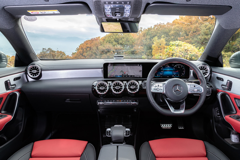 インテリアでは、モダンでアバンギャルドにまとめられたAクラスの基本的デザインを踏襲。インストルメントクラスター上方のカウルを廃止し、ワイドスクリーンディスプレイをダッシュボード上部に配置することで、解放感と横方向のワイドさを強調するデザインを採用