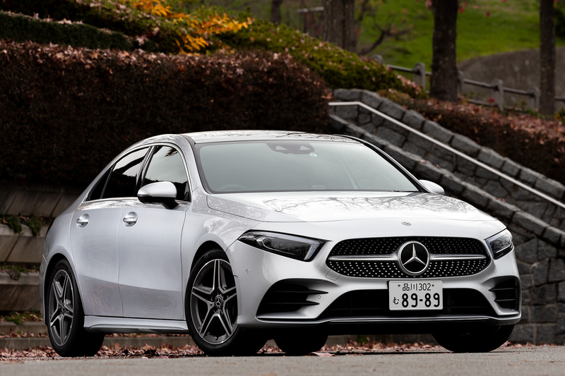 FFベース初のプレミアムコンパクトセダン「Aクラス セダン」は2019年7月に受注開始。直列4気筒1.4リッター直噴ターボエンジンの「A 180 セダン」「A 180 Style セダン」と、直列4気筒2.0リッター直噴ターボエンジンに4輪駆動システム「4MATIC」を組み合わせた「A 250 4MATIC セダン」をラインアップする。撮影車はA 250 4MATIC セダンで、価格は485万円。ボディサイズは4560×1800×1430mm（全長×全幅×全高）、ホイールベースは2730mm