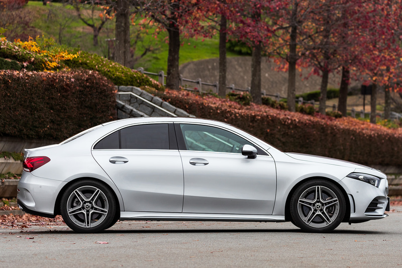 FFベース初のプレミアムコンパクトセダン「Aクラス セダン」は2019年7月に受注開始。直列4気筒1.4リッター直噴ターボエンジンの「A 180 セダン」「A 180 Style セダン」と、直列4気筒2.0リッター直噴ターボエンジンに4輪駆動システム「4MATIC」を組み合わせた「A 250 4MATIC セダン」をラインアップする。撮影車はA 250 4MATIC セダンで、価格は485万円。ボディサイズは4560×1800×1430mm（全長×全幅×全高）、ホイールベースは2730mm