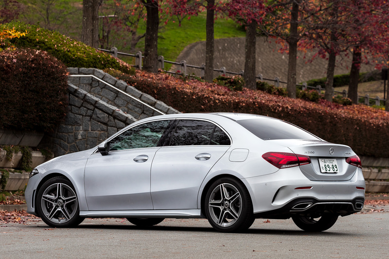 FFベース初のプレミアムコンパクトセダン「Aクラス セダン」は2019年7月に受注開始。直列4気筒1.4リッター直噴ターボエンジンの「A 180 セダン」「A 180 Style セダン」と、直列4気筒2.0リッター直噴ターボエンジンに4輪駆動システム「4MATIC」を組み合わせた「A 250 4MATIC セダン」をラインアップする。撮影車はA 250 4MATIC セダンで、価格は485万円。ボディサイズは4560×1800×1430mm（全長×全幅×全高）、ホイールベースは2730mm
