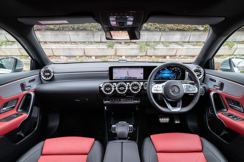 Aクラス セダンのインテリアも新型Aクラスの基本的デザインを踏襲。5つの円形のエアアウトレットはジェットエンジンのタービンを想わせるスポーティなデザインを採用しており、エアアウトレットの奥の部分に色のアクセントを施すことでアフターバーナーを想起させているという