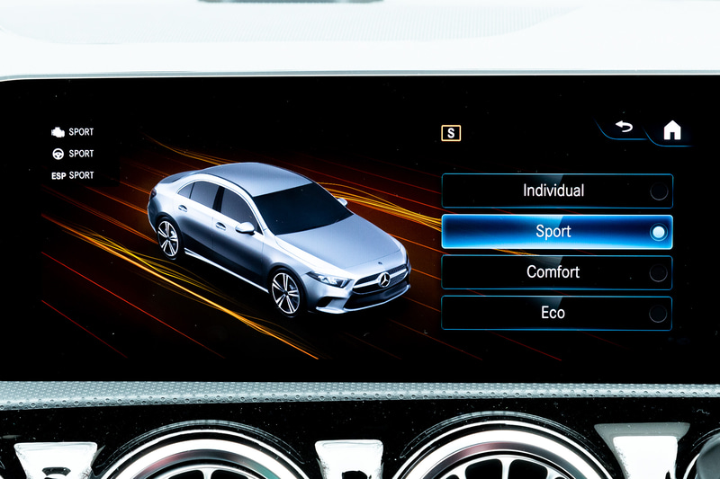 Aクラス セダンのインテリアも新型Aクラスの基本的デザインを踏襲。5つの円形のエアアウトレットはジェットエンジンのタービンを想わせるスポーティなデザインを採用しており、エアアウトレットの奥の部分に色のアクセントを施すことでアフターバーナーを想起させているという