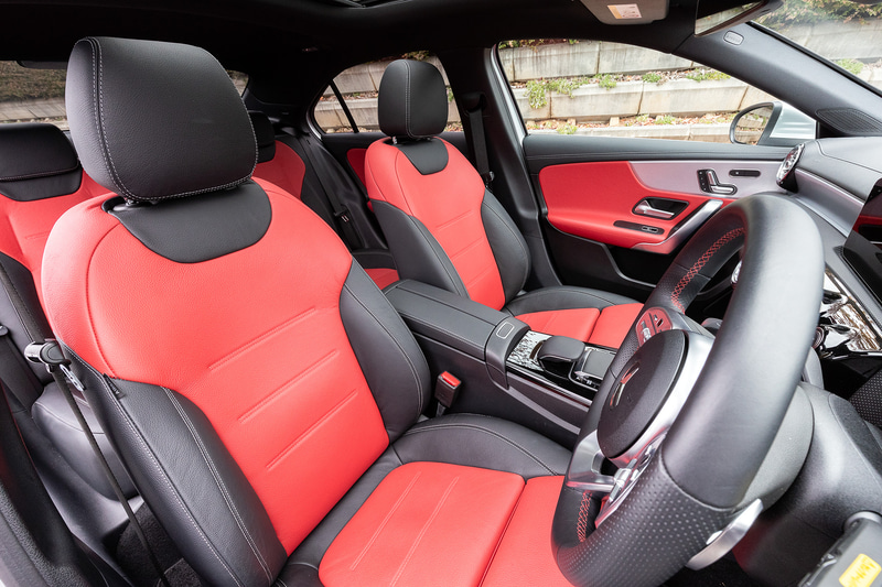 Aクラス セダンのインテリアも新型Aクラスの基本的デザインを踏襲。5つの円形のエアアウトレットはジェットエンジンのタービンを想わせるスポーティなデザインを採用しており、エアアウトレットの奥の部分に色のアクセントを施すことでアフターバーナーを想起させているという