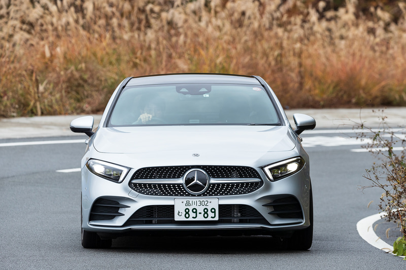 Aクラス セダンの乗り味はCLAクーペよりはグッとおとなしい印象