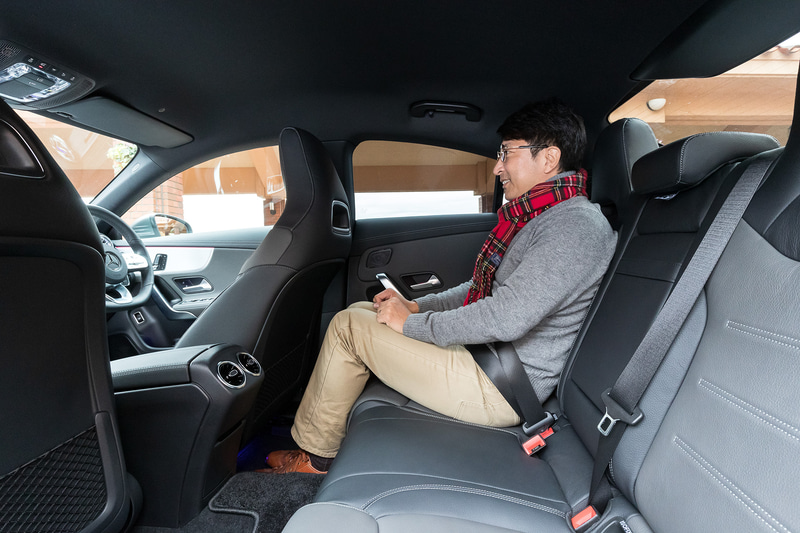 CLA（左）とAクラス セダン（右）の後席に座ってみたところ。ルーフデザインにキャラクターの違いがあるため、居住性に違いが出る