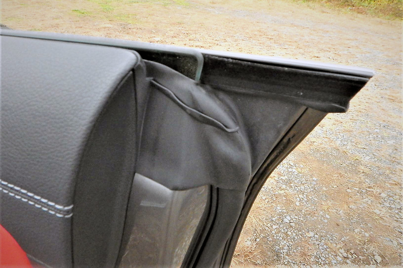 CLAではBピラーと被る部分にドアの大きな張り出しがあり、それが鋭角なデザインになっている