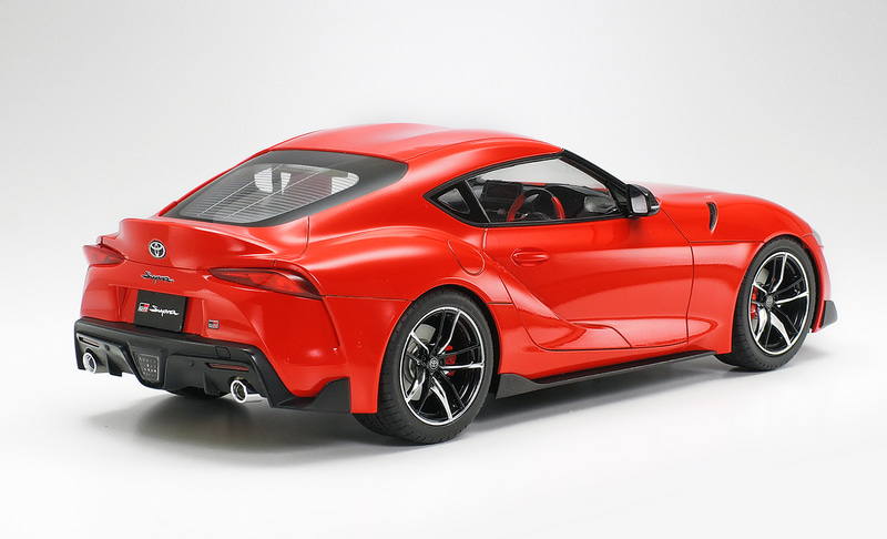 ダックテール形状のトランクリッド、2本出しマフラー、ディフューザーなど、リアエンドの迫力ある形状をリアルに再現