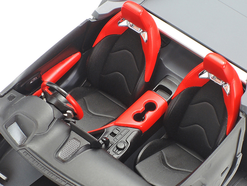 水平基調のインテリアは左ハンドル、右ハンドルを選んで組み立てが可能